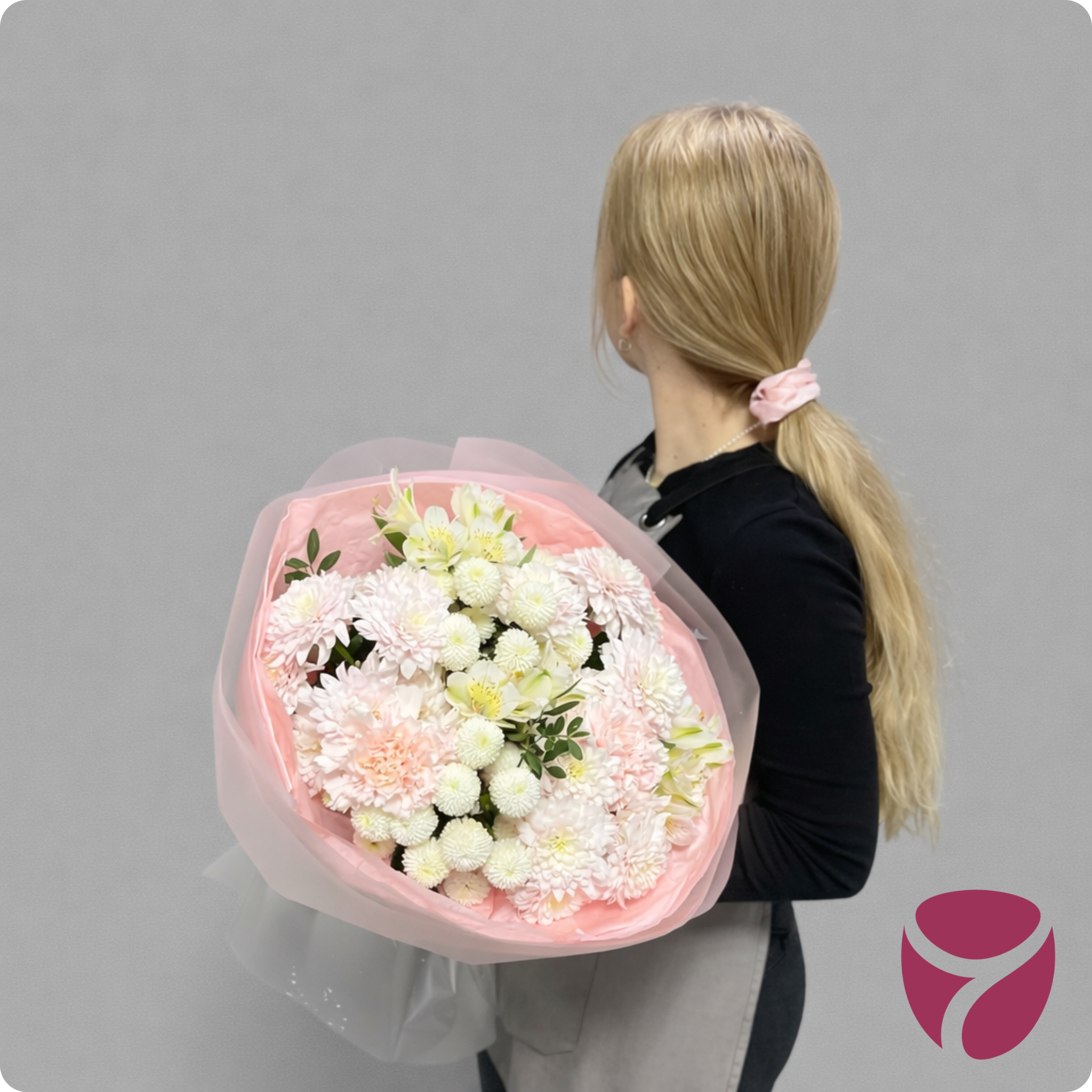 Девушка держит в руках нежный букет из кустовых хризантем и альстромерий