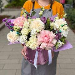 Композиция из французской розы, эустомы и кустовой розы в коробке