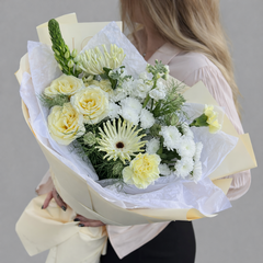 Кремовый букет из кустовых роз, гербер, хризантемы сантини и гвоздик