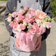 Коробка с кустовыми розами, маттиолой и альстромерией