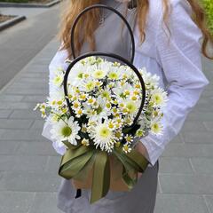 Букет из ромашек и хризантем в сумочке