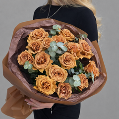 Букет из эквадорских роз Тоффи (Toffee) в упаковке шоколадного цвета