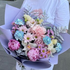 Букет с пионами, французской розой, диантусами, ромашковым сантини и орхидеей