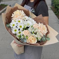 Букет из хризантем, французских роз и альстромерий