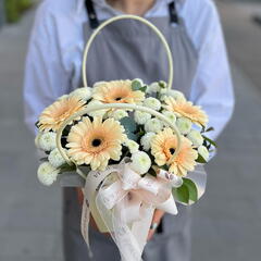 Композиция из кремовых гербер и хризантем сантини в сумочке