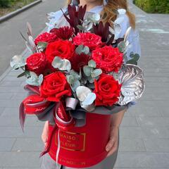 Розы в коробке с герберами, сафари и эвкалиптом