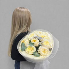 Букет из пионовидных роз Фатима Эквадор с эвкалиптом 7 штук