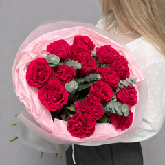 Букет из пионовидных малиновых роз Майрас Хот Пинк (Mayras Hot Pink) с эвкалиптом