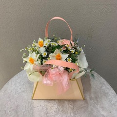 Цветы в сумочке с нарциссами и ромашкой