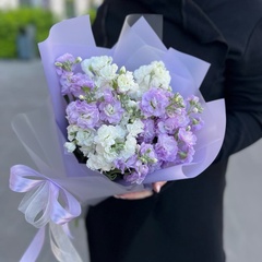 Букет из белой и лавандовой маттиолы