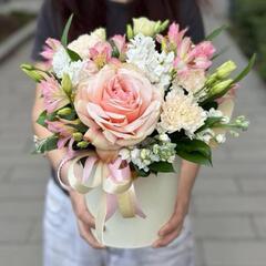 Композиция из французской розы, маттиолы и альстромерии в коробке