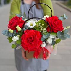 Композиция из французской розы, эустомы и эвкалипта в сумочке