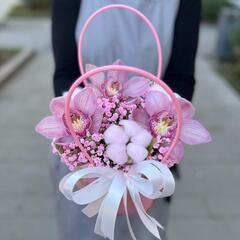 Сумочка с розовыми орхидеями, гипсофилой и хлопком