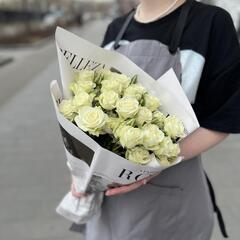 Букет из белых кустовых роз