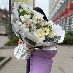 Букет из орхидей, кремовых роз, хризантем и альстромерий