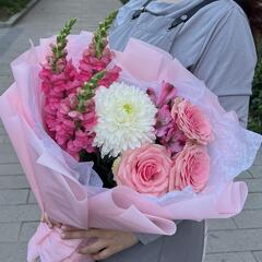 Нежный букет из роз, антирринума и хризантемы