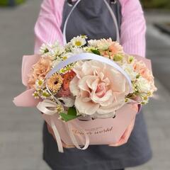 Композиция с розами, ромашками и герберами в сумочке