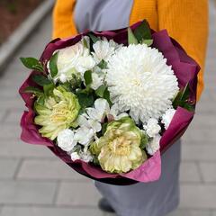 Букет из роз, хризантемы и альстромерии в дизайнерской упаковке