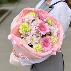 Букет из гермини, кустовой хризантемы и диантусов в нежной упаковке