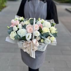 Корзина с кустовыми розами, нежной эустомой, диантусами и эвкалиптом