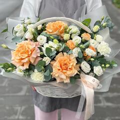 Корзина с французскими розами, эустомой, кустовыми розами и эвкалиптом