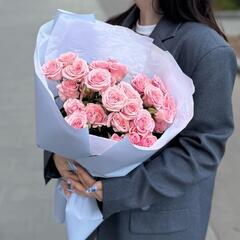 Букет из розовых кустовых роз 7 штук