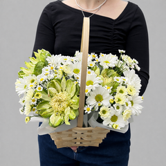 Композиция в корзине с ромашками, розами Veggie и белой хризантемой