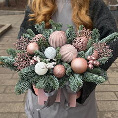 Композиция из лапника с новогодним декором
