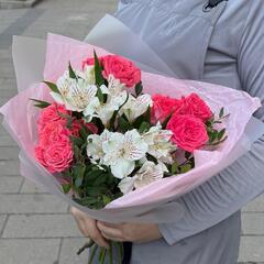 Букет из кустовых роз и альстромерий