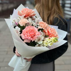 Букет из персиковых роз с маттиолой и альстромерией в молочной упаковке