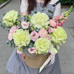 Французские розы с эустомой и диантусами в коробке