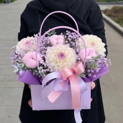 Георгины в сумочке с гипсофилой и хлопком