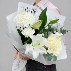 Букет из лилий, роз и хризантем в дизайнерской упаковке