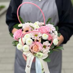Композиция в сумочке с розами и хризантемами