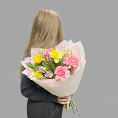 Букет из нарциссов, тюльпанов и диантусов в матовой упаковке