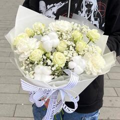 Букет из кустовых роз, гипсофилы, гвоздик и хлопка в белой упаковке