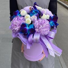 Композиция с дендробиумом, диантусами и хлопком в коробке