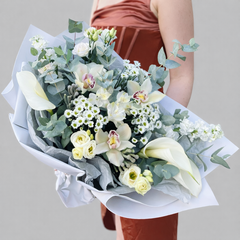 Букет с белыми каллами, орхидеями, эустомой и эвкалиптом