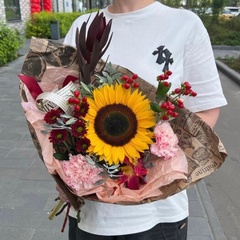 Букет из подсолнуха, диантусов, сантини и орхидеи