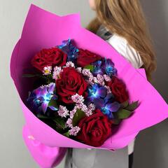 Букет из красных роз, синих орхидей и сантини в розовой упаковке