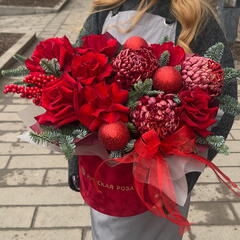 Зимняя композиция из красных роз, хризантем и нобилиса с новогодним декором