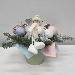 Цветы в коробке, с нобилисом и ёлочными игрушками