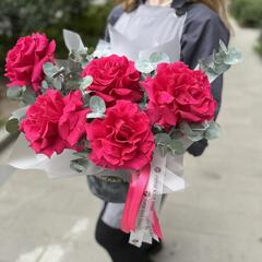 Композиция из больших розовых роз в коробке с эвкалиптом