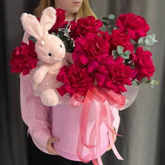 Композиция из французских роз в коробке с игрушкой зайчиком