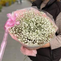 Букет из белой гипсофилы в розовой упаковке с бантом