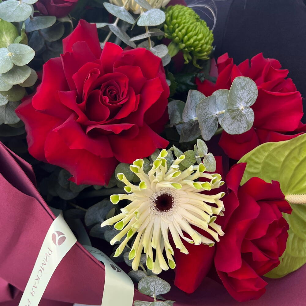 Букет из красных французских роз с герберами, розами veggie и антуриумом - РИМСКАЯ РОЗА фото №6