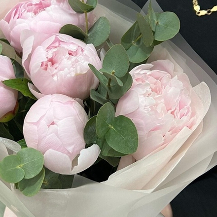 Пионы с эвкалиптом