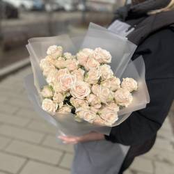 Букет из кремовых кустовых роз фото №2