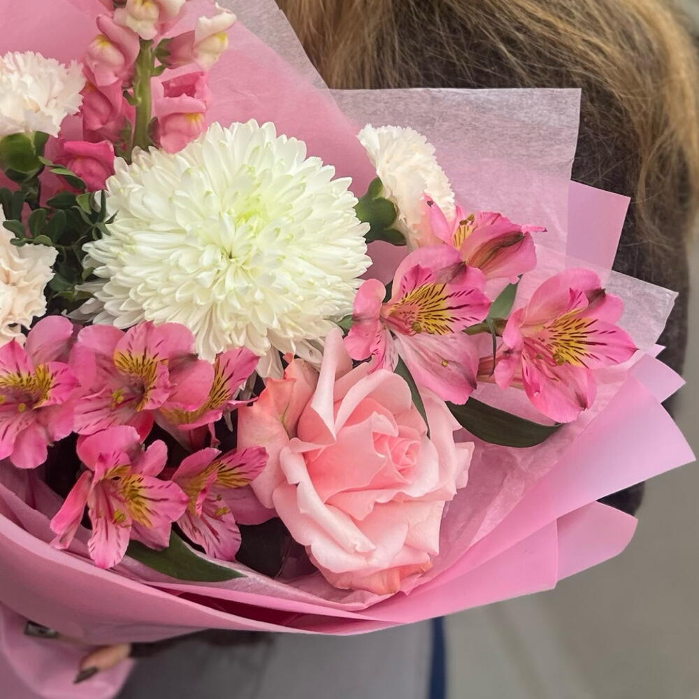 Нежный букет из альстромерий, хризантемы, французской розы и гвоздик в розовой упаковке - РИМСКАЯ РОЗА фото №5