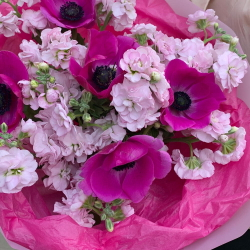 Букет из анемонов и маттиолы в дизайнерской упаковке - РИМСКАЯ РОЗА фото №4